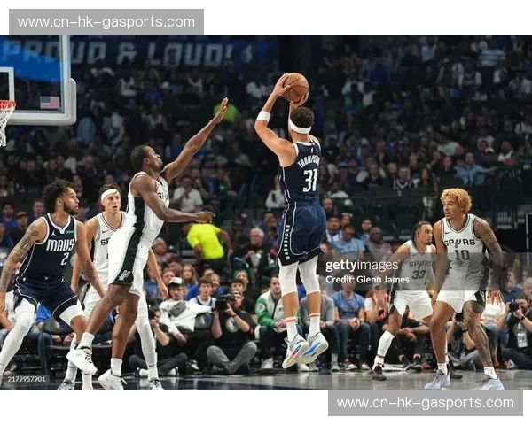 极简与华丽的碰撞：当独行侠的达拉斯铁骑遇上夏洛特的“蜂”芒毕露